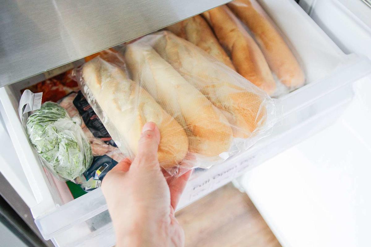 Keine Tüten, keine Folie: Eine einfache Methode, Brot einzufrieren und es mehrere Tage lang knusprig zu halten