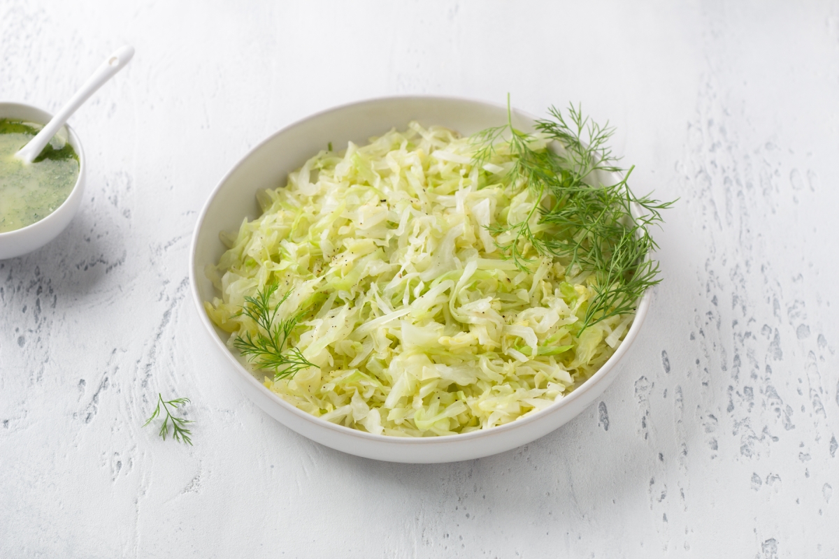 Zum Mittagessen bereite ich geschmortes Kohlgemüse zu. Das Rezept habe ich von meiner Nachbarin aus Irland mitgebracht.