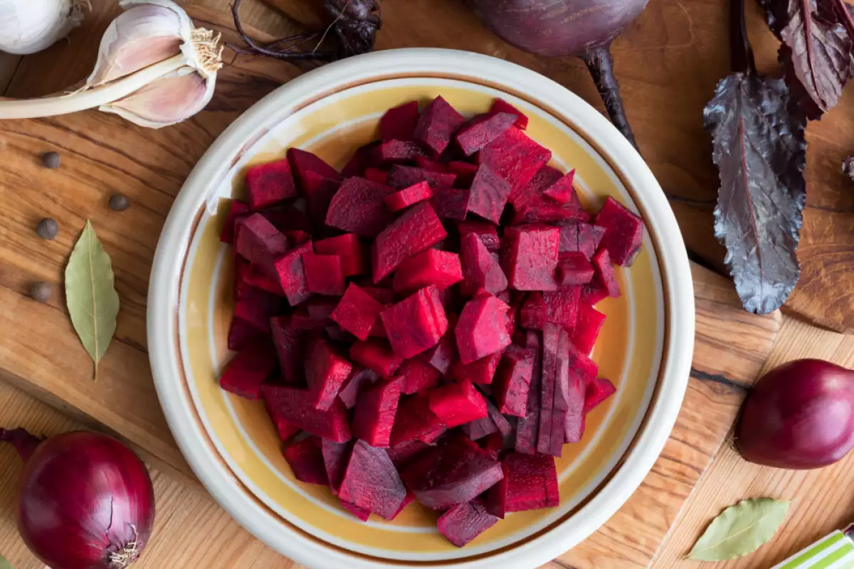 Die Deutschen verdrängen die Rote Bete in den Hintergrund, obwohl sie zu den gesündesten Gemüsesorten gehört. Nicht nur für Borschtsch