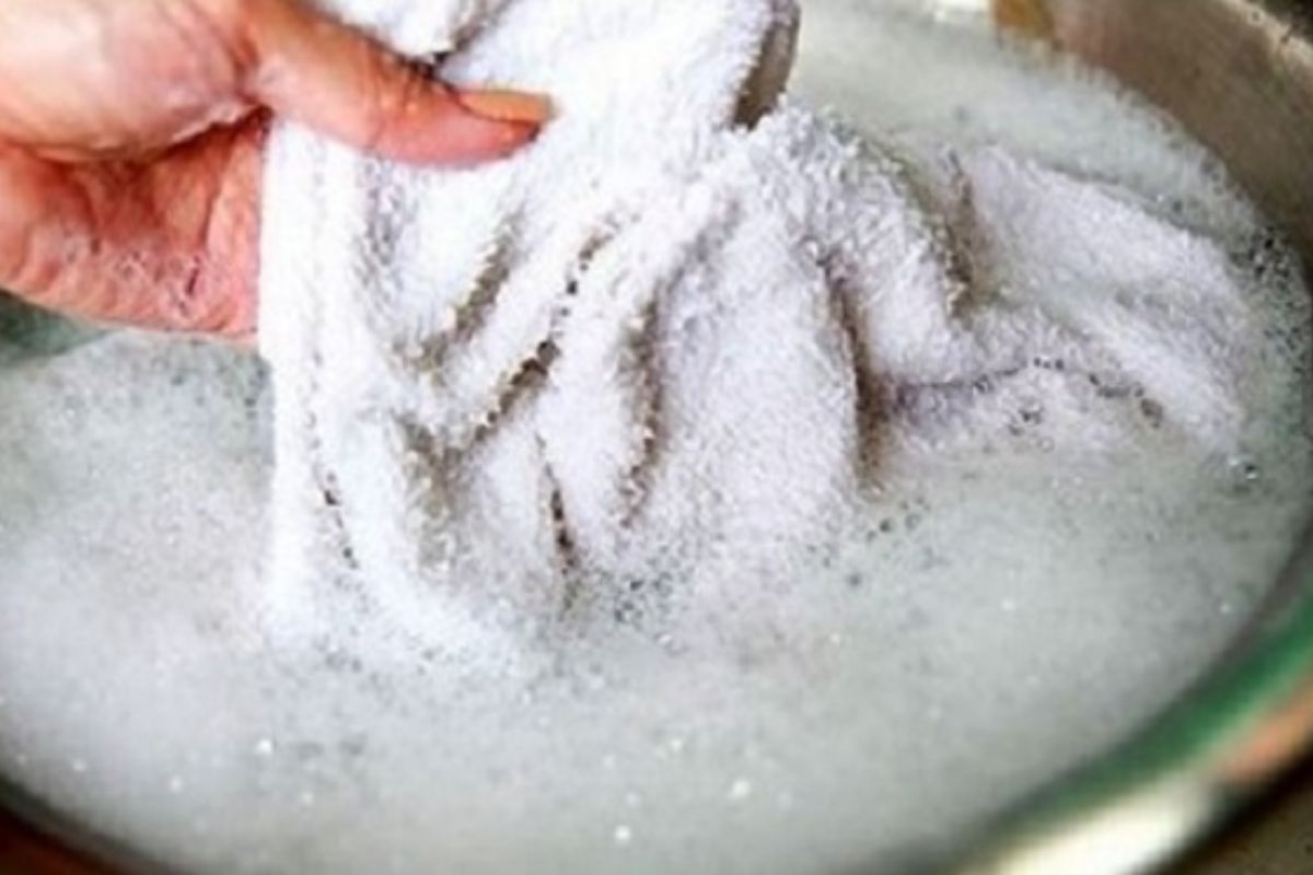 Ohne Bleichmittel und Soda: So entfernen Sie gelbe Schweißflecken aus weißer Kleidung.