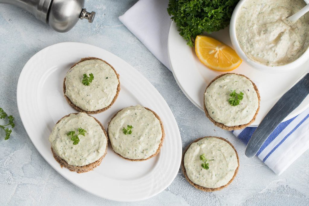 Ich zerdrücke sie mit einer Gabel und mische sie mit Quark. Nach einem solchen Frühstück steigt der Blutzuckerspiegel nicht an