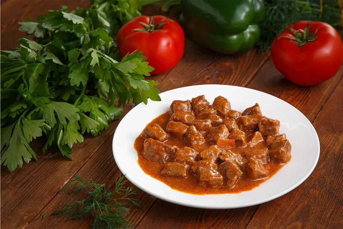 Ich gieße diese Flüssigkeit über Gulasch an Feiertagen. Meine Schwiegermutter lobt es in den höchsten Tönen. Gulasch ist an Feiertagen einfach ein Muss. Ich habe mein Rezept bereits perfektioniert. Das Geheimnis liegt in einem einfachen Trick, der diesem Fleischgericht einen besonderen Geschmack verleiht.