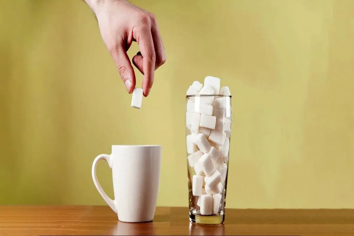 Fügen Sie es anstelle von Zucker zu Kaffee oder Tee hinzu. Die Getränke werden süß, aber viel gesünder sein.