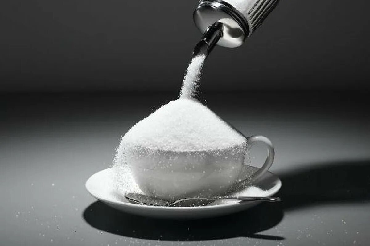 Fügen Sie es anstelle von Zucker zu Kaffee oder Tee hinzu. Die Getränke werden süß, aber viel gesünder sein.