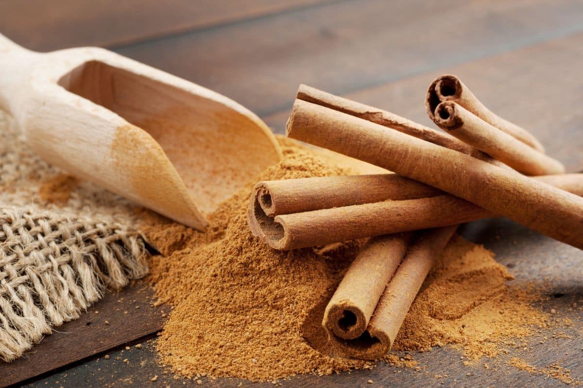 Das Bestreuen der Haustür mit Zimt: Wozu dient das und warum wird es empfohlen?