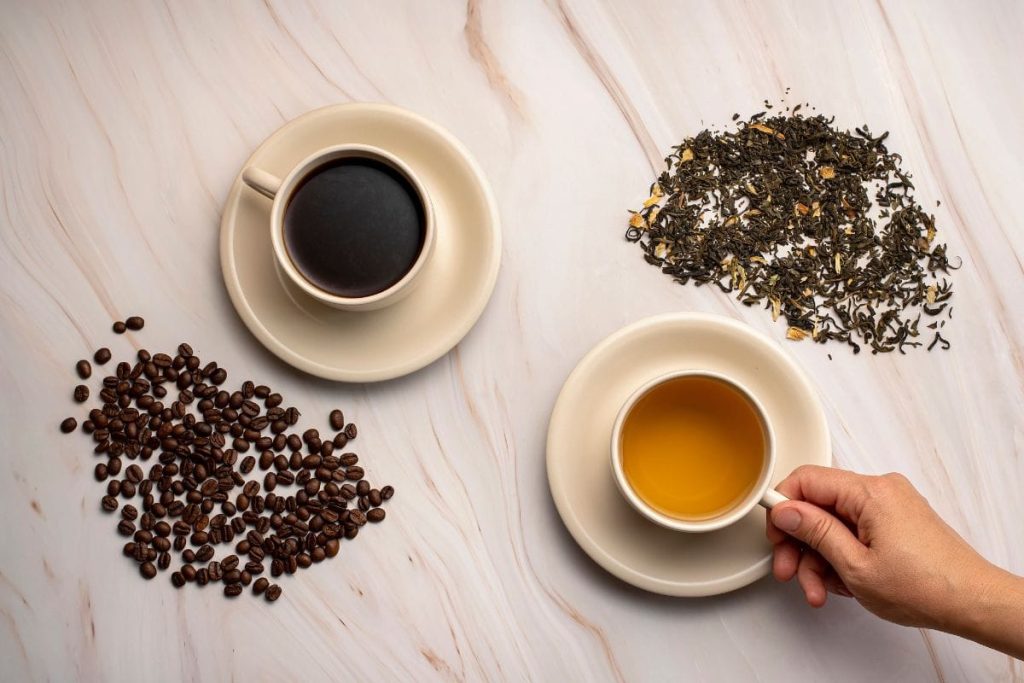 Fügen Sie es anstelle von Zucker zu Kaffee oder Tee hinzu. Die Getränke werden süß, aber viel gesünder sein.