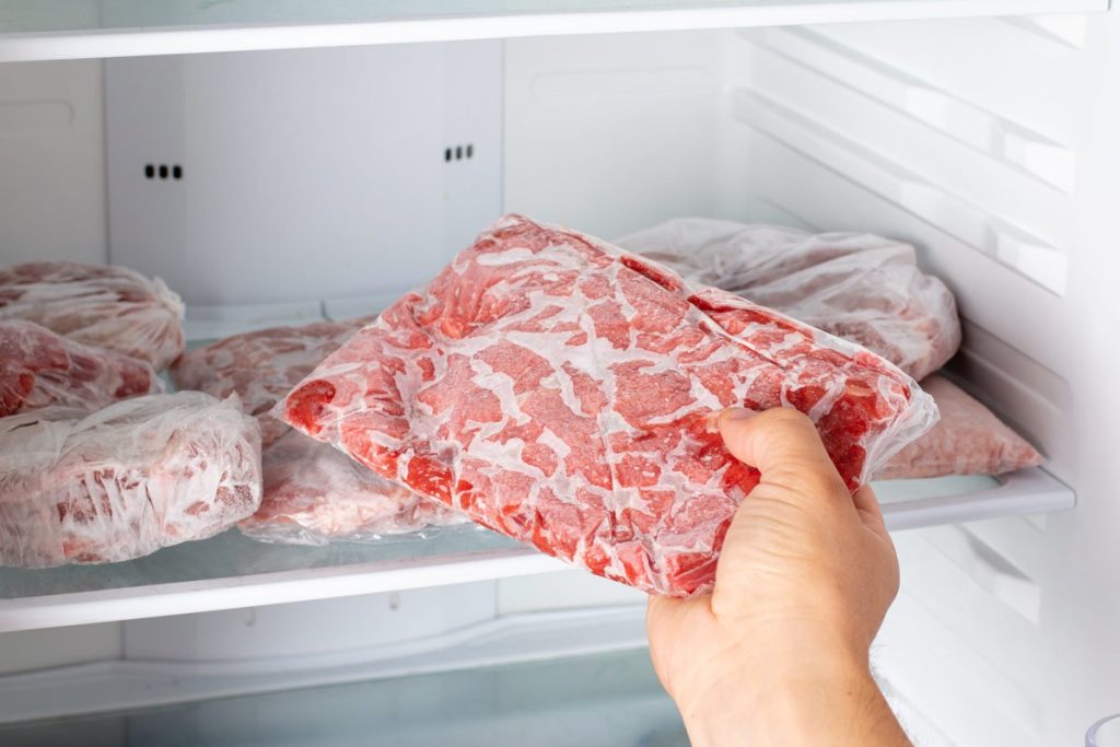Ein wenig bekannter Trick zum Auftauen von Fleisch. Ohne Wartezeit können Sie sofort mit der Zubereitung beginnen