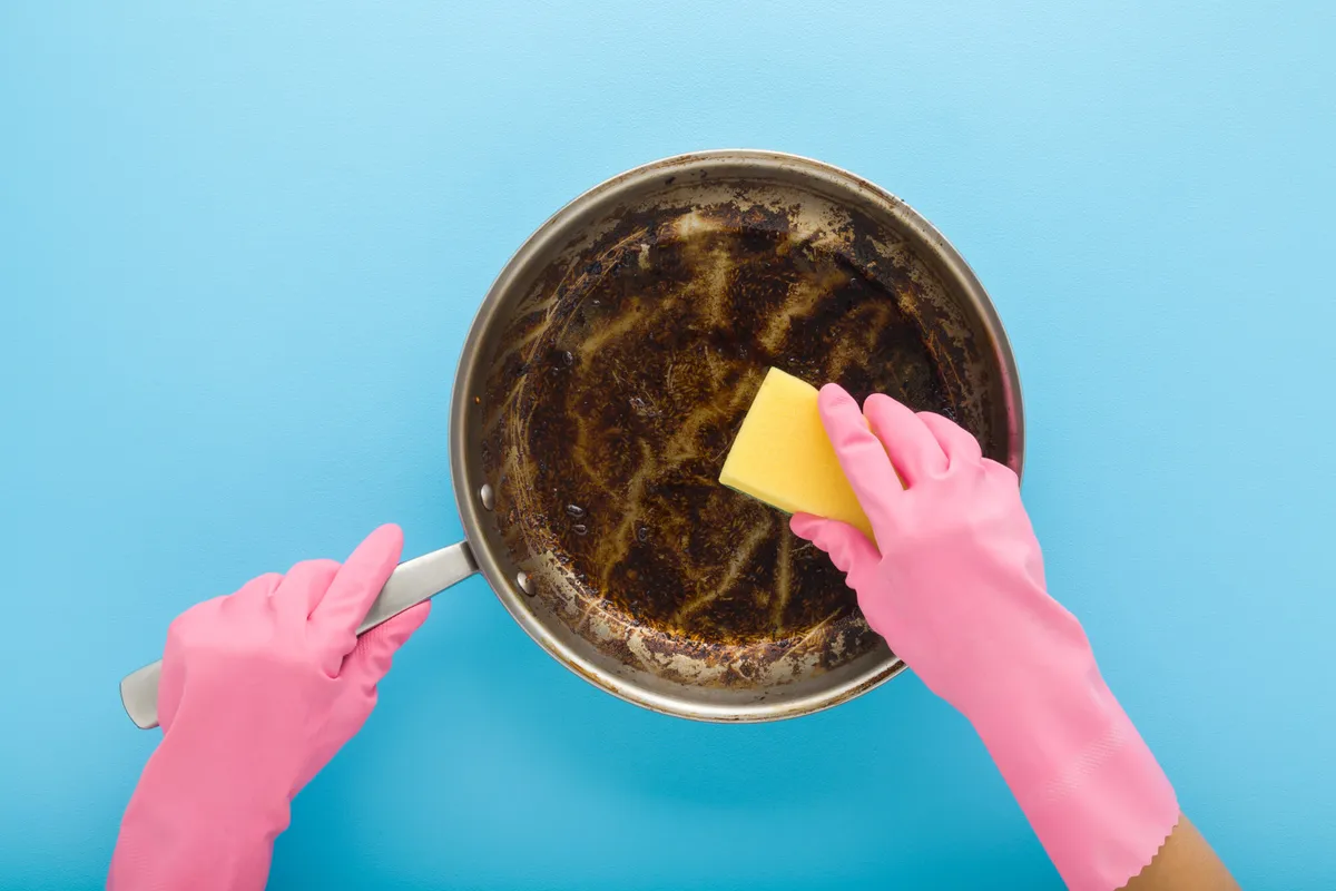 Ich poliere Pfannen ohne Backpulver und Zitrone: Dieses Mittel, das wir wegwerfen, reinigt genauso gut wie teure Chemikalien.