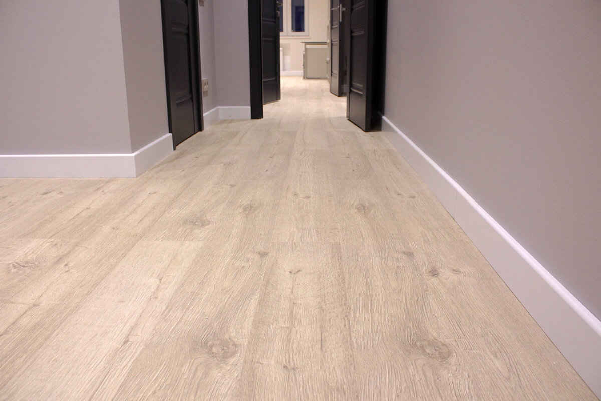 Ein Fehler beim Verlegen von Laminat kann den gesamten Bodenbelag ruinieren. Die meisten Menschen machen diesen Fehler bereits am ersten Tag.